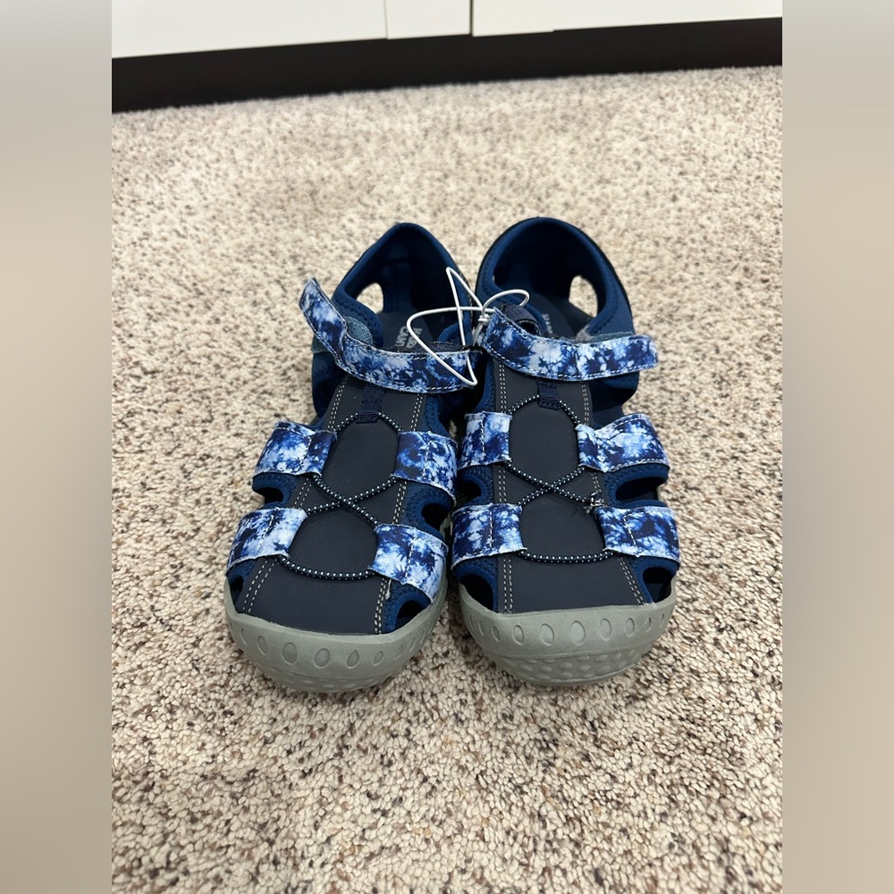 NWT Harper Canyon boys water shoes size 5